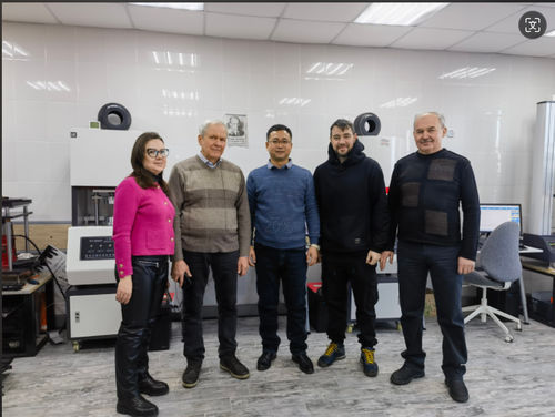 हमारे पुराने ग्राहकों का दौरा करें और नए उत्पादन उपकरण निवेश पर चर्चा करें