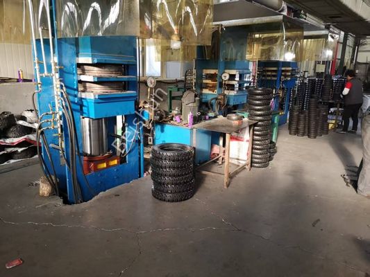 अच्छा मूल्य 200 टन दबाव और 0-999 सेकंड वल्केनाइजिंग समय के साथ भाप से गर्म ठोस रबर कृषि वाहन टायर क्योरिंग प्रेस मशीन ऑनलाइन