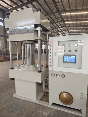 अच्छा मूल्य 600×600mm हॉट प्लेट 100टन क्लैंपिंग फोर्स रबर वल्कनाइजिंग प्रेस मशीन पीएलसी कंट्रोल सिस्टम के साथ रबर ब्लॉक बनाने के लिए ऑनलाइन